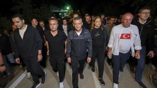 Özgür Özel’den ‘Zafer Yolu’ yürüyüşü! 4 saat sürdü, gün doğumuna kadar beklediler