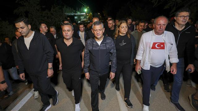 Özgür Özel’den ‘Zafer Yolu’ yürüyüşü! 4 saat sürdü, gün doğumuna kadar beklediler