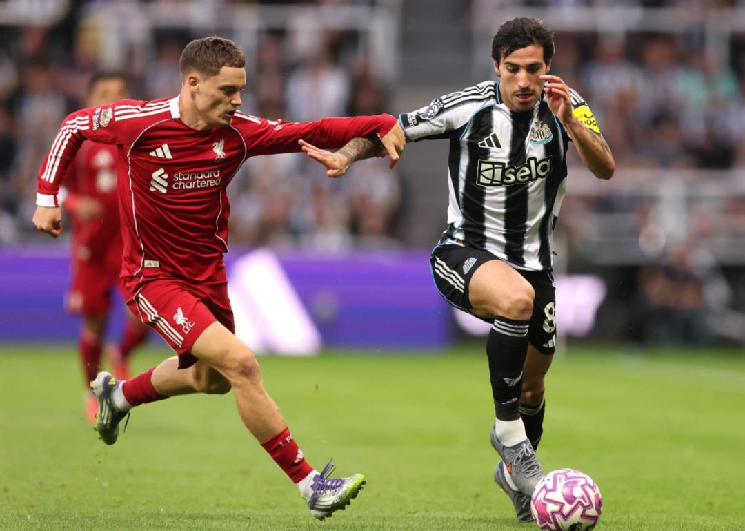 Premier Lig de inanılmaz bir şey yaşandı! Liverpool 10 dakikada geri döndü... Newcastle United ı 16 lık Rio Ngumoha yıktı 3