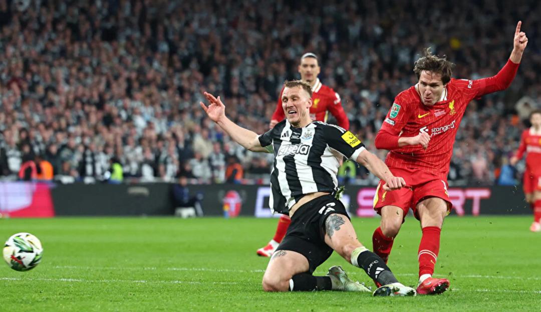 Premier Lig de inanılmaz bir şey yaşandı! Liverpool 10 dakikada geri döndü... Newcastle United ı 16 lık Rio Ngumoha yıktı 4