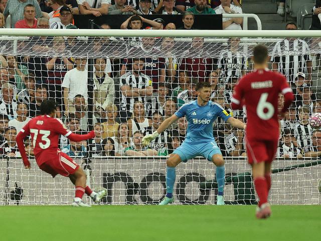 Premier Lig'de inanılmaz bir şey yaşandı! Liverpool 10 dakikada geri döndü... Newcastle United'ı 16'lık Rio Ngumoha yıktı