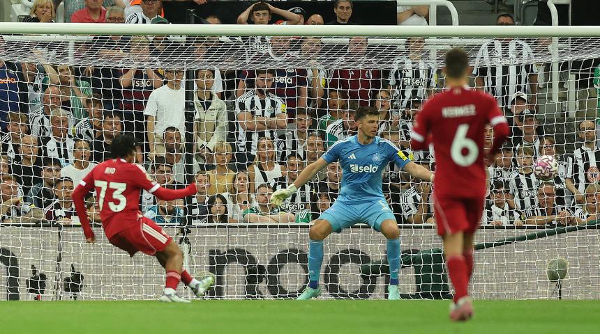 Premier Lig'de inanılmaz bir şey yaşandı! Liverpool 10 dakikada geri döndü... Newcastle United'ı 16'lık Rio Ngumoha yıktı