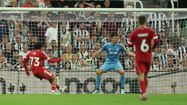 Premier Lig'de inanılmaz bir şey yaşandı! Liverpool 10 dakikada geri döndü... Newcastle United'ı 16'lık Rio Ngumoha yıktı