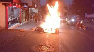 Seyir halindeki motosiklet yandı