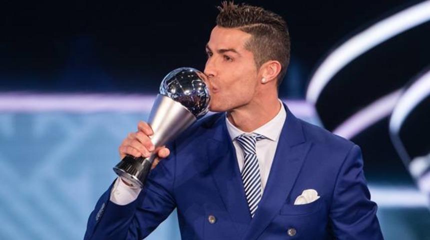 Ronaldo &ouml;d&uuml;l&uuml; aldı Messi ile alay etti