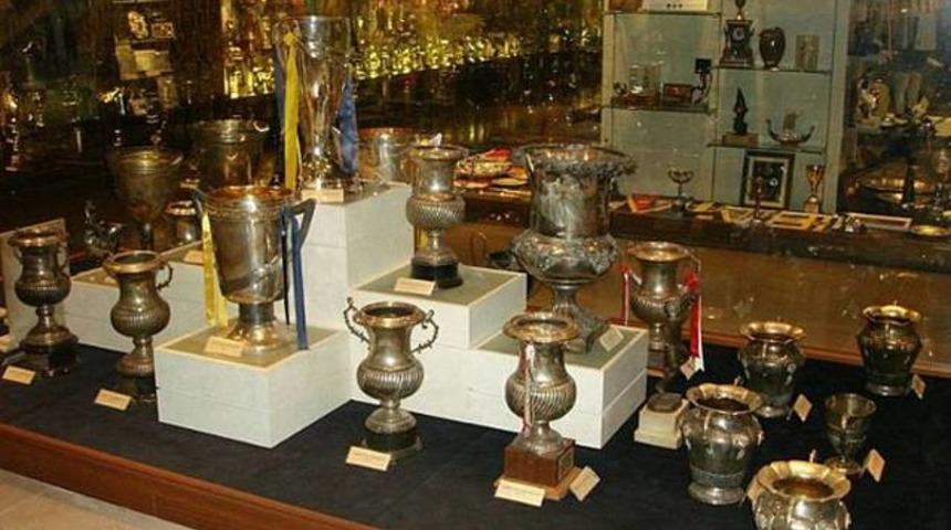 Trabzonspor taraftarı Fenerbahçe'nin kupasını çaldı