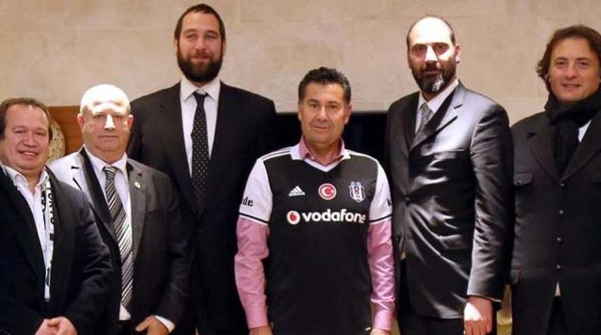 Fenerbah&ccedil;eli başkan Beşiktaş forması giydi