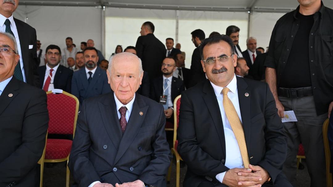 Malazgirt te Bahçeli nin yanındaki isim dikkat çekti! Gündem yaratacak anlar MHP nin hesabından paylaşıldı 2