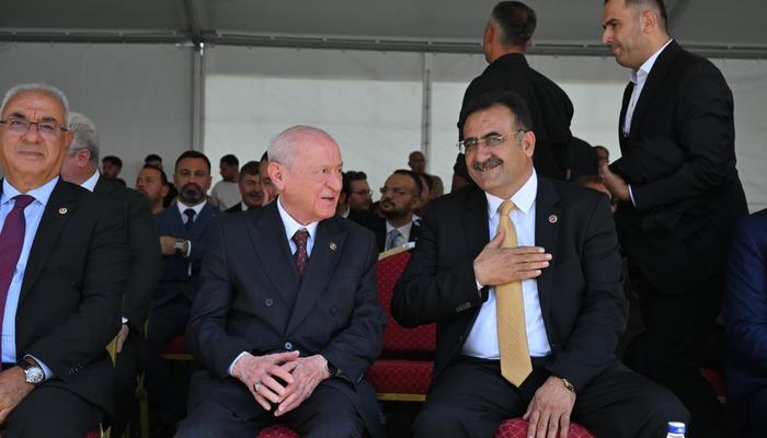 Malazgirt'te Bahçeli'nin yanındaki isim dikkat çekti! Gündem yaratacak anlar MHP'nin hesabından paylaşıldı