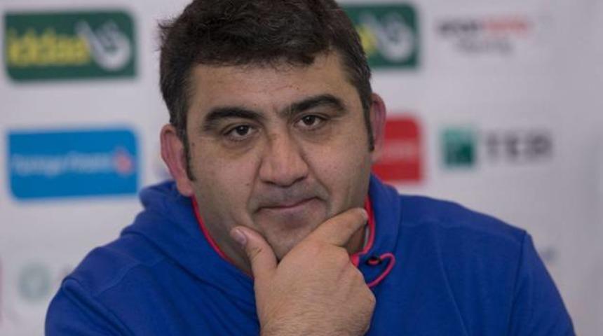 &Uuml;mit &Ouml;zat'tan hakemlere tepki: 'Futbolu bilmiyorlar'