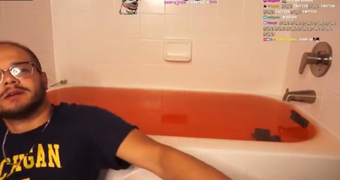 Çay kaşığıyla küvetin başına geçti, 34 saat boyunca aynı şeyi yaptı! Kazandığı para ise... 1