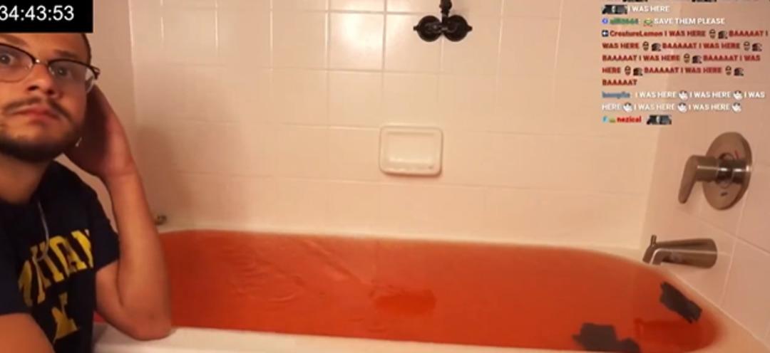 Çay kaşığıyla küvetin başına geçti, 34 saat boyunca aynı şeyi yaptı! Kazandığı para ise... 2