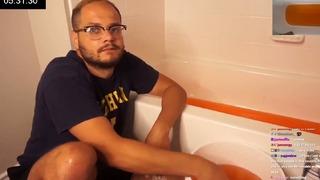 Çay kaşığıyla küvetin başına geçti, 34 saat boyunca aynı şeyi yaptı! Kazandığı para ise...