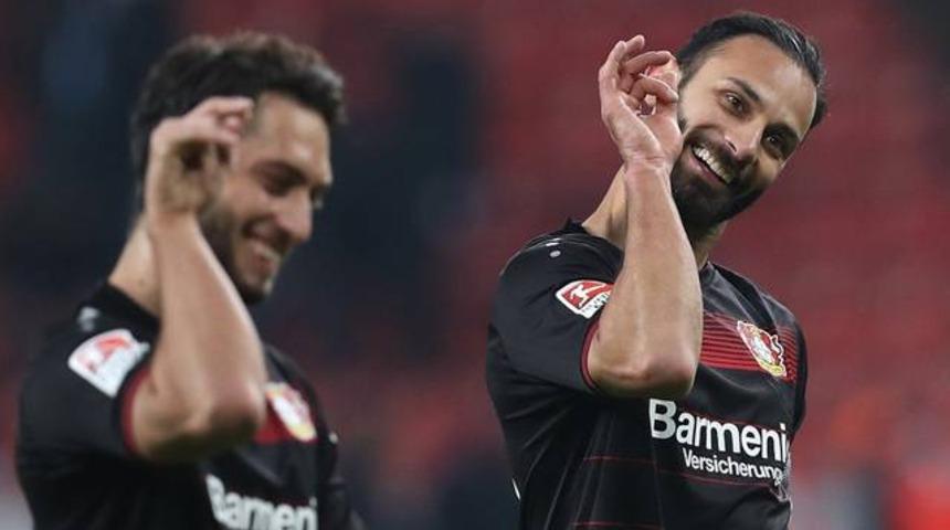 Hakan &Ccedil;alhanoğlu ve &Ouml;mer Toprak'tan Nusret'li sevin&ccedil;