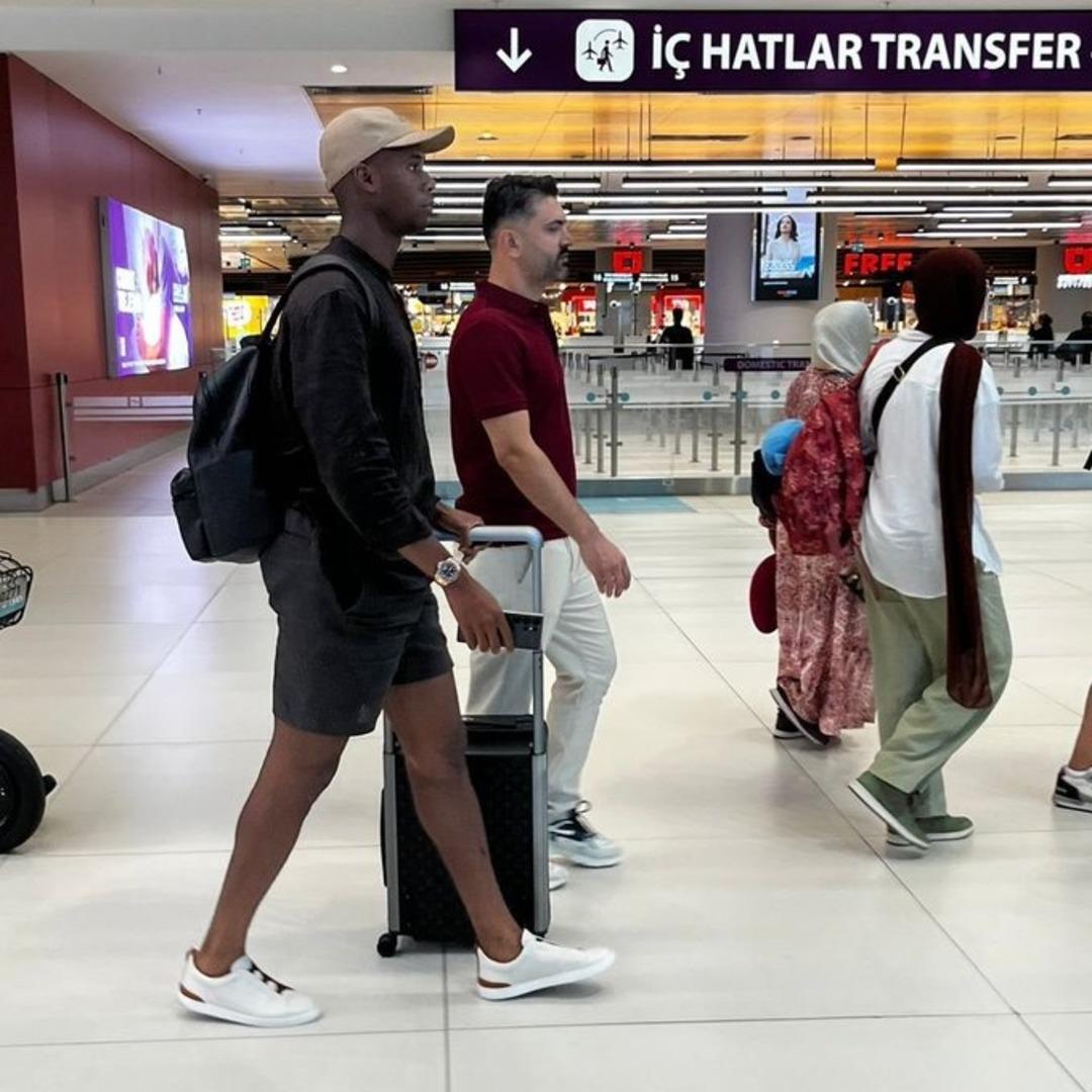 Beşiktaş Lille den yeni transferi Tiago Djalo yu İstanbul a getirdi!  1