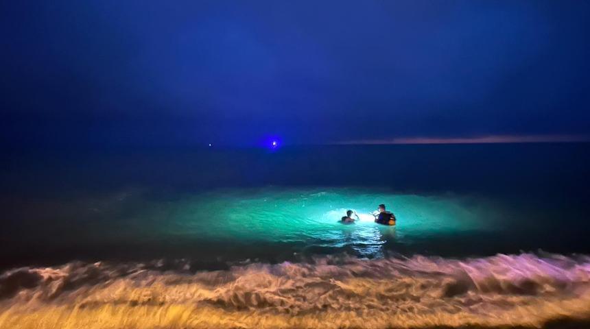 Yer: Trazbon! Sahilde gezerken dalgalara kapılan çocuk, denize sürüklenip kayboldu