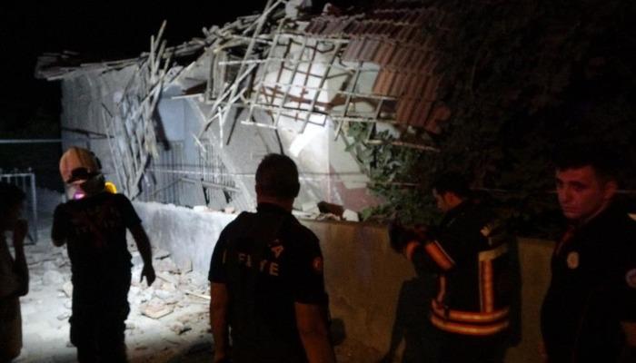 Malatya'da hasarlı evin çatısı çöktü
