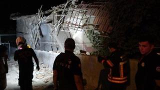 Malatya'da hasarlı evin çatısı çöktü