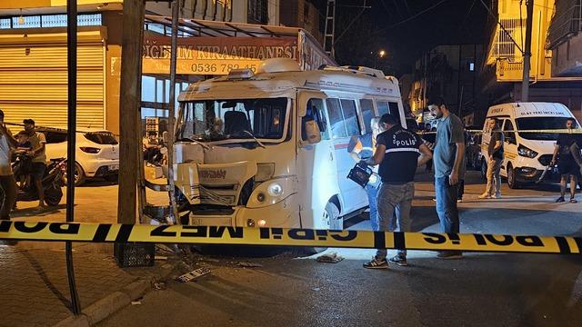 Adana'da seyir halindeki dolmuşa silahlı saldırı! Kurşunların hedefi olan sürücü hayatını kaybetti