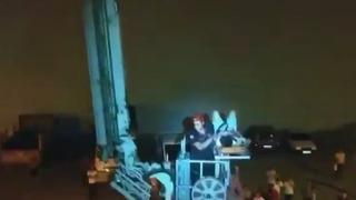 Balkondan düşen çocuk iş yeri çatısında mahsur kaldı