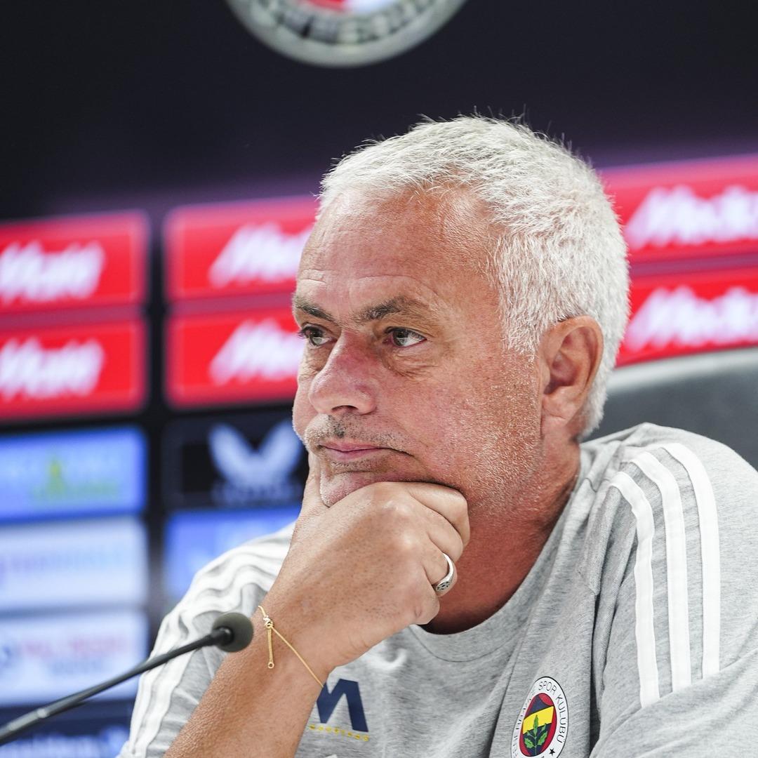 Fenerbahçe de Mourinho basın toplantısında yönetici Hamdi Akın ın sözlerine tepki gösterdi!   Onu tanımıyorum   dedi... 2