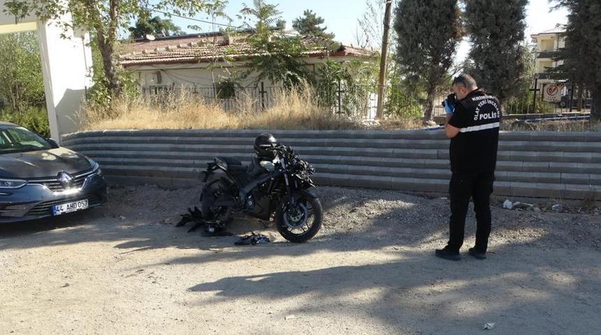 Servis aracına çarpan motosiklet sürücüsü ağır yaralandı