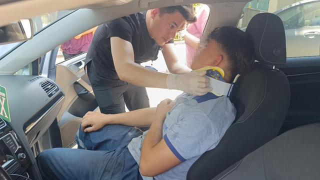 İlk tedavisi çarpıştığı otomobilde yapıldı