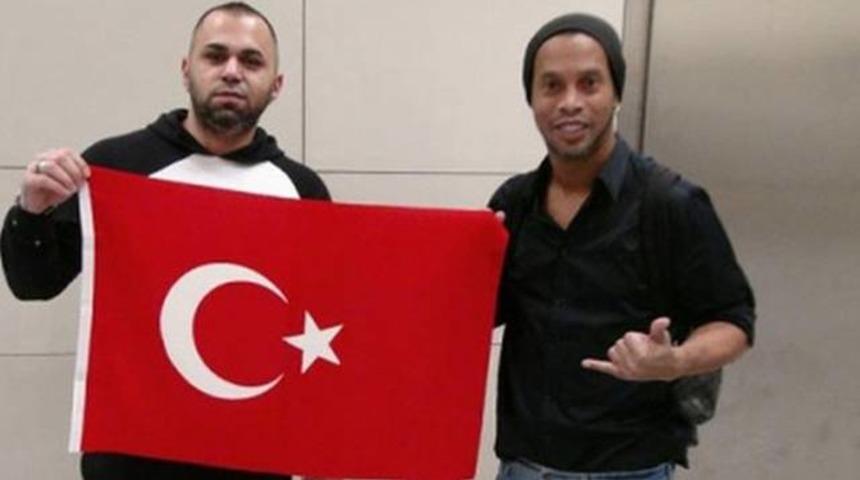 Gece yarısı b&uuml;y&uuml;k s&uuml;rpriz! Ronaldinho İstanbul'da