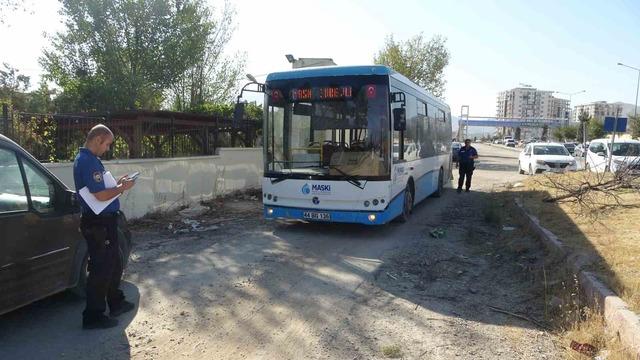 Servis aracına çarpan motosiklet sürücüsü ağır yaralandı 2