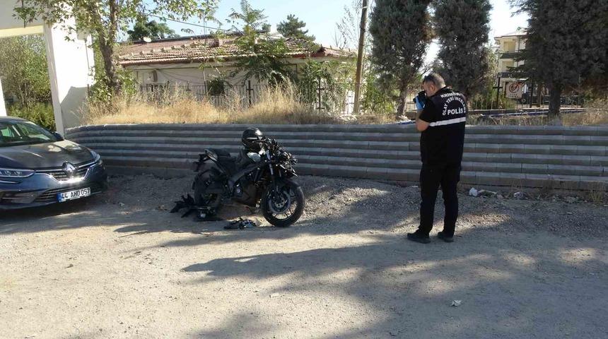 Servis aracına çarpan motosiklet sürücüsü ağır yaralandı
