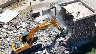 İş yerinin yıkılmasını gözyaşlarıyla izledi