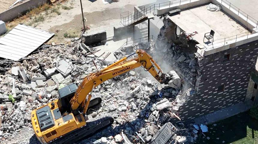 İş yerinin yıkılmasını gözyaşlarıyla izledi