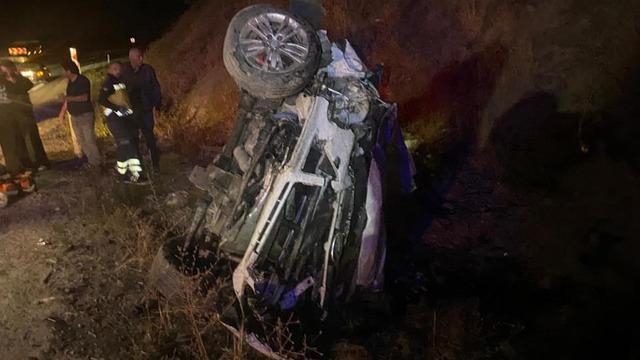 Çorum'da virajı alamayan otomobil devrildi: 5 yaralı
