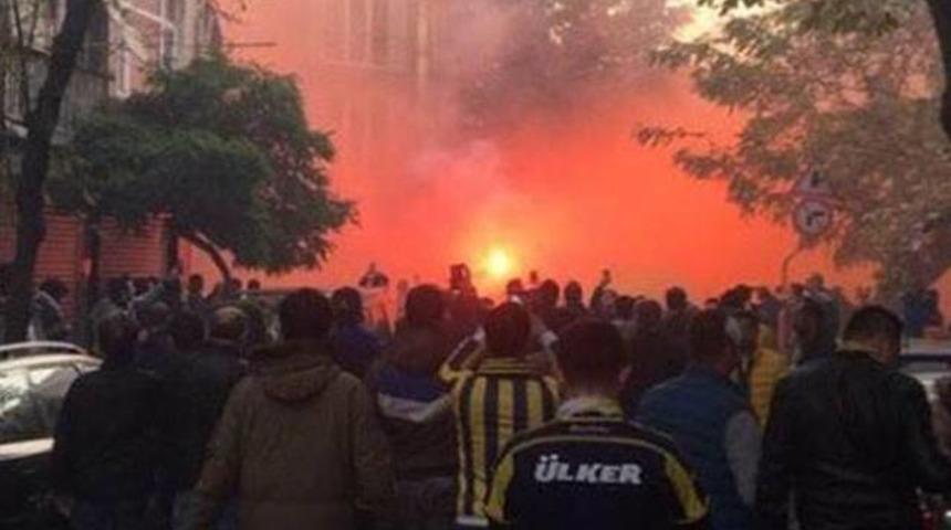 Fenerbah&ccedil;e taraftarı yangın &ccedil;ıkardı! B&uuml;y&uuml;k panik...