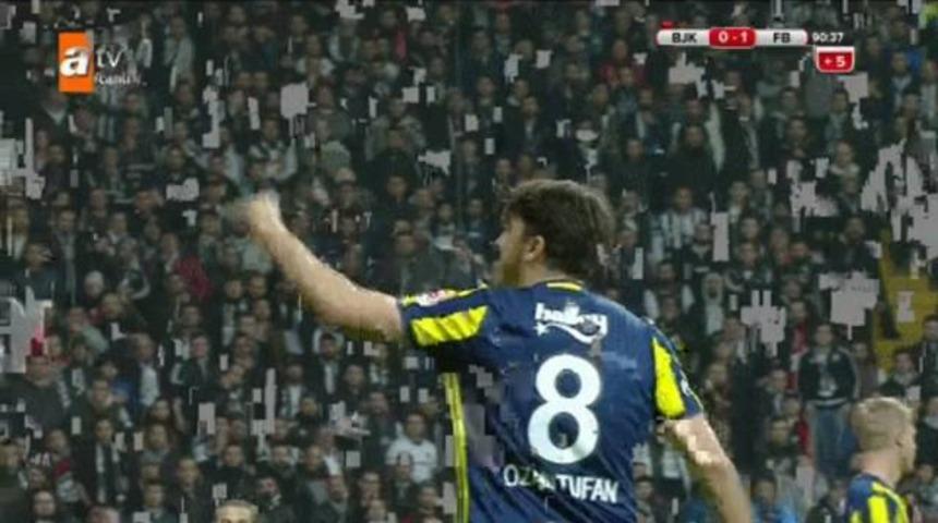 Ozan Tufan'dan Beşiktaş trib&uuml;nlerine hareket