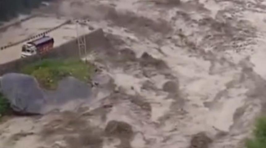 Hindistan’da muson yağmurları sel ve heyelana neden oldu: 30 ölü