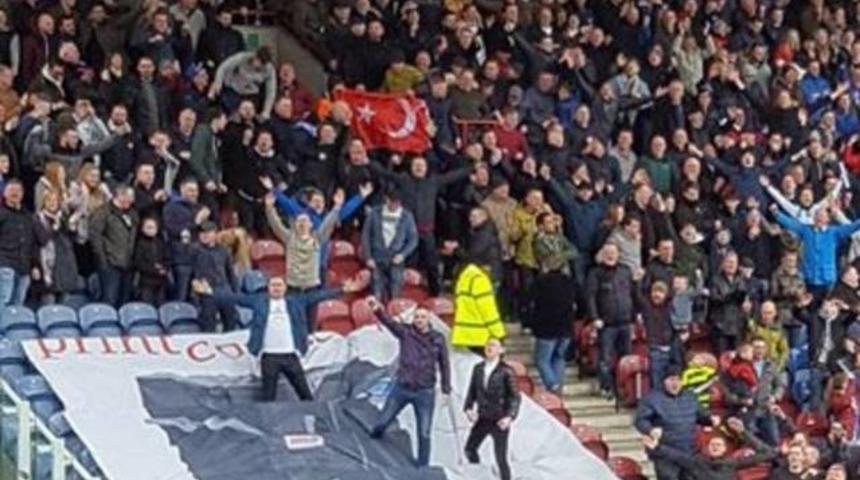 Türk bayrağı açıldı, stat karıştı!