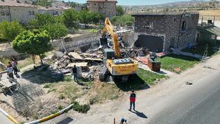 Türkiye'nin önemli turizm merkezinde kaçak yapılan otel ile restoran yıkıldı! 'Hiçbir yapıya göz yummayacağız'
