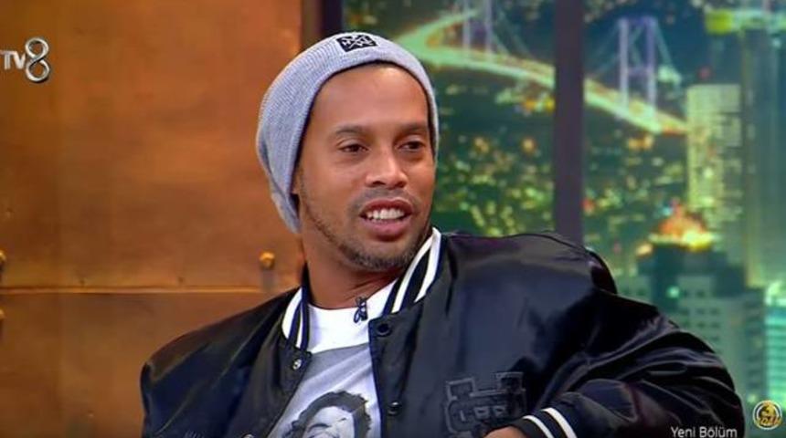 Ronaldinho, 3 Adam'a katıldı