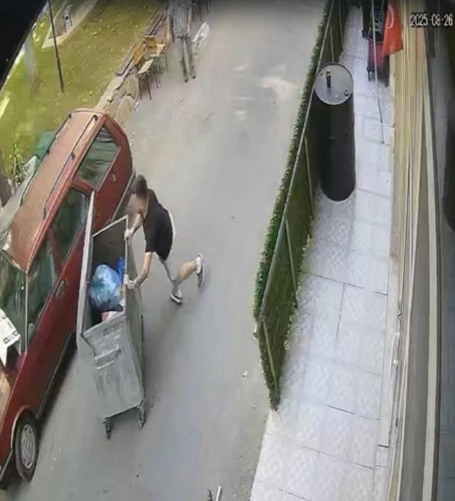 Yokuş aşağı hareket eden çöp konteynerini vatandaş durdurdu 1