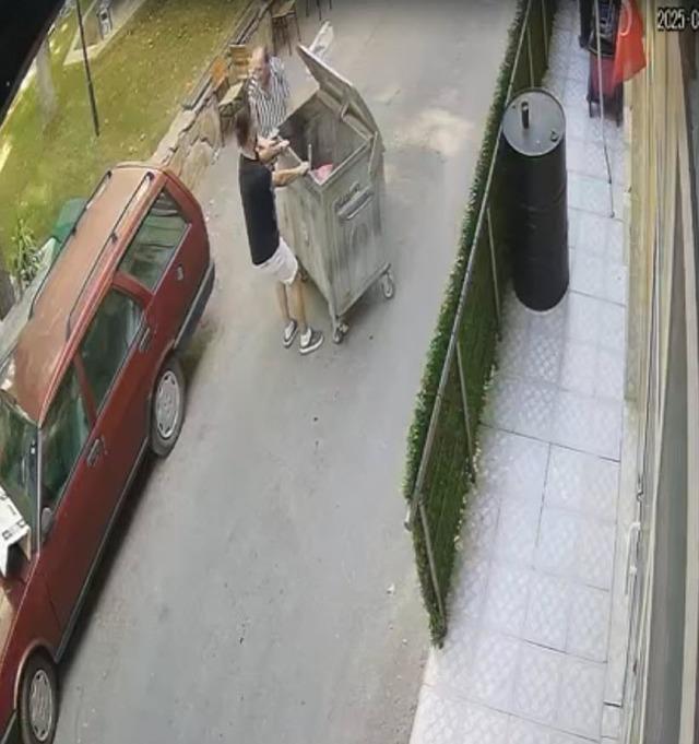 Yokuş aşağı hareket eden çöp konteynerini vatandaş durdurdu 2