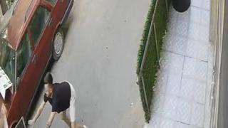 Yokuş aşağı hareket eden çöp konteynerini vatandaş durdurdu