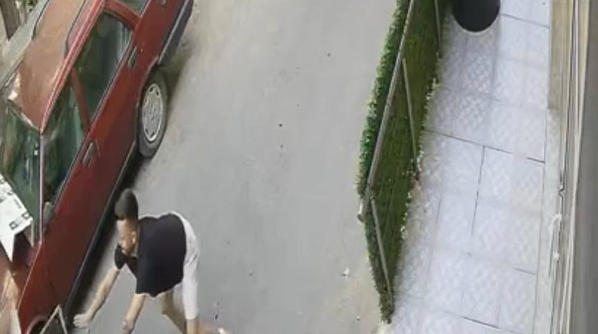 Yokuş aşağı hareket eden çöp konteynerini vatandaş durdurdu