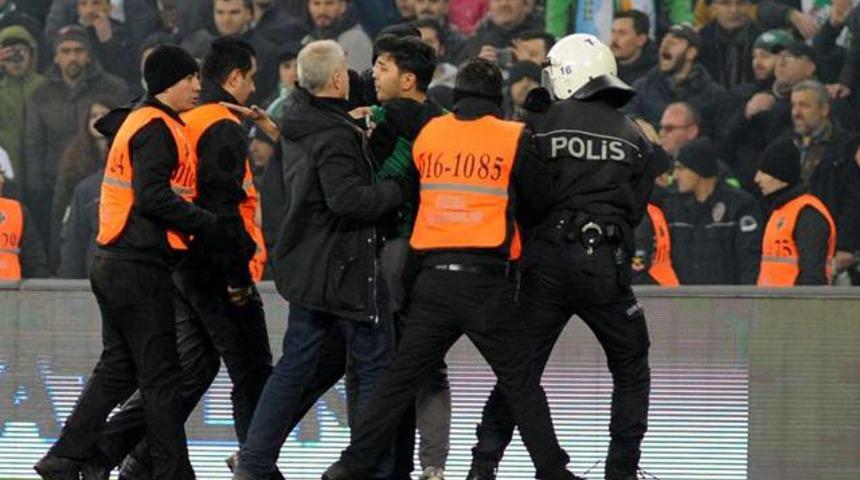 Bursaspor taraftarı, Volkan Şen’in üzerine yürüdü