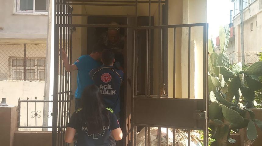 Asansörde mahsur kalan yaşlı kadın ve çocuğu itfaiye kurtardı