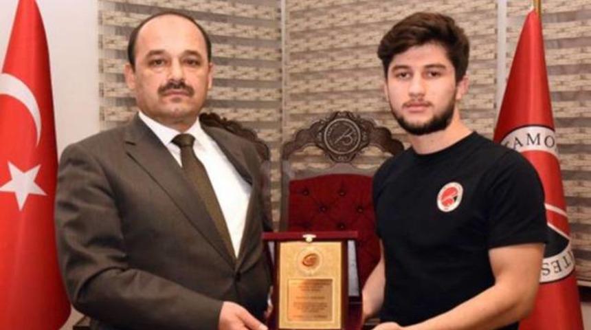 Dövüş sanatlarında hedefi, dünya kemerini kazanmak!