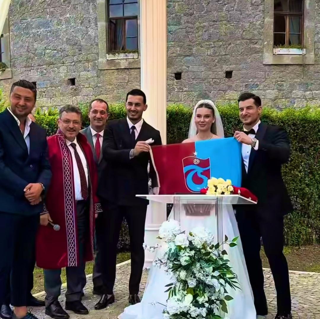 Transferde adı uzun bir süredir Galatasaray ve Fenerbahçe ile anılan Trabzonspor un yıldızı Uğurcan Çakır, abisinin düğününde son noktayı koydu... 1