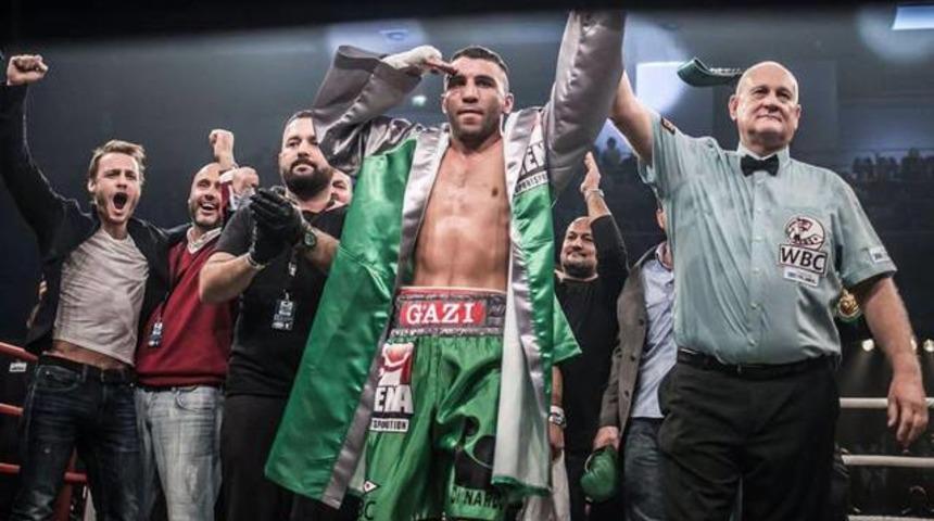 Boks&ouml;r Avni Yıldırım'a Arda Turan ve Mesut &Ouml;zil'den tam destek