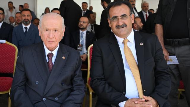 Bahçeli ile yan yana oturmuştu! DEM Partili Başkan o anları anlattı: “Ankara'ya davet etti”