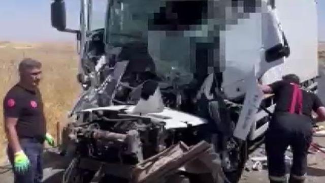 Kamyona arkadan çarpan TIR'ın şoförü öldü